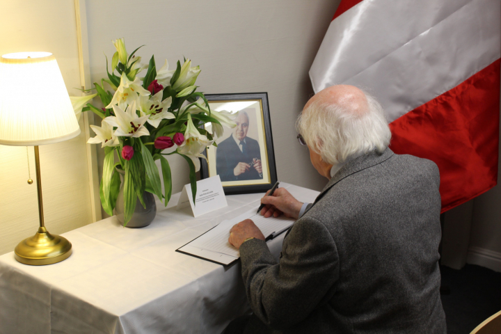 President signs the book of condolence on the death of former UN Secretary General Pérez de Cuéllar