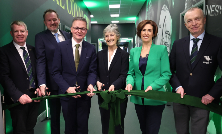 Freastalaíonn an tUachtarán Connolly ar oscailt oifigiúil den Clan Stand ag Connacht Rugby