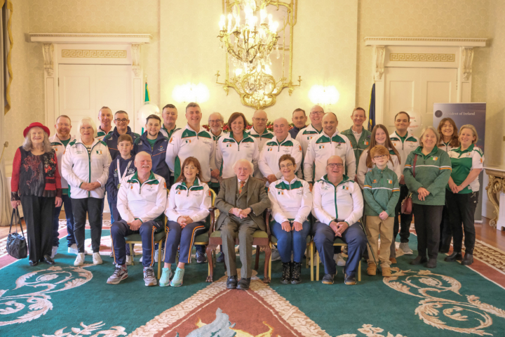 Buaileann an tUachtarán le Foireann Transplant Sport Ireland