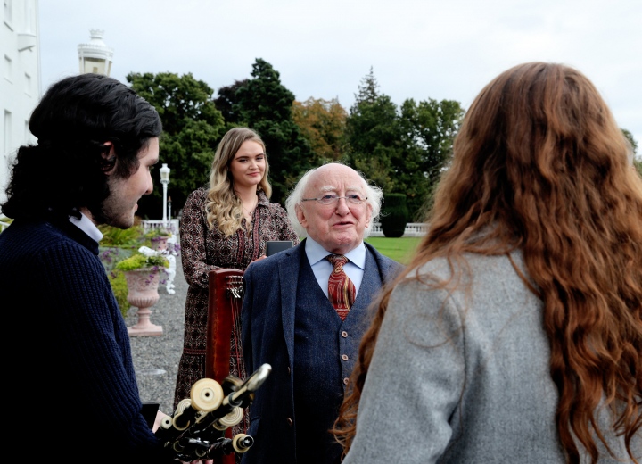 Bronnann an tUachtarán Boinn Óir Sheáin Uí Riada ar an gcláirseoir Fionnuala Donlon agus an píobaire Colm Broderick