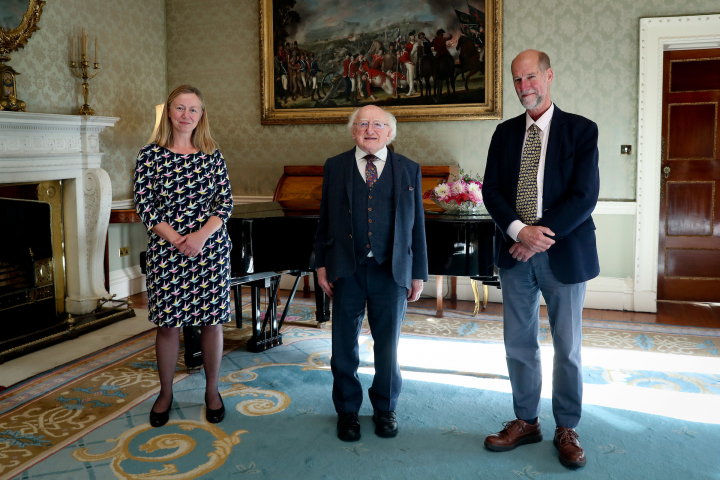 Cuireann an tUachtarán Ó hUigínn fáilte roimh an Uasal Lorna Gold, Cathaoir, Coimisiún Laudato Si agus an tUasal Martin Palmer, POF, FaithInvest ar chuairt chúirtéise 