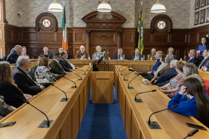 Freastalaíonn an tUachtarán Connolly ar imeacht ag Comhairle Contae Dhún na nGall