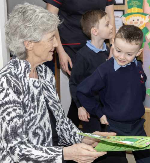 Tugann an tUachtarán Connolly cuairt ar Cara House Family Resource Centre