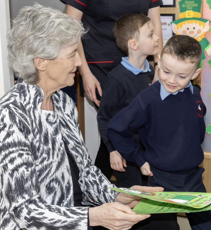 Tugann an tUachtarán Connolly cuairt ar Cara House Family Resource Centre