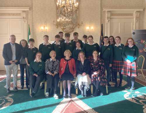 Buaileann Saidhbhín le daltaí ó Phobalscoil Ghuaire