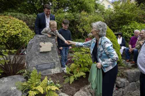 Nochtann an tUachtarán Connolly cloch oidhreachta ag Circle of Life- National Organ Donor Commemorative Garden