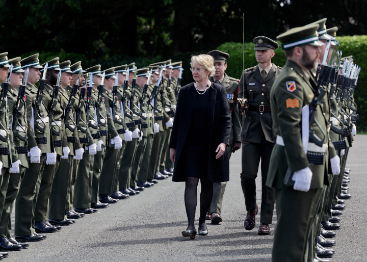 Cuireann Ambasadóirí a nDintiúr i láthair