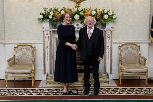 Cuireann Ambasadóirí a nDintiúir i láthair 