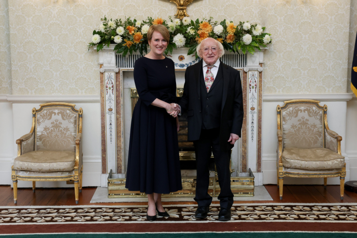 Cuireann Ambasadóirí a nDintiúir i láthair