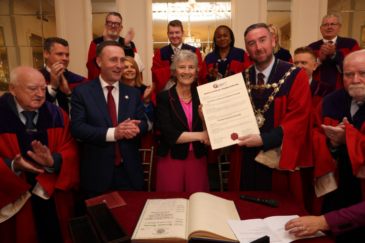 Bronntar an ghradam Saoirse Chathair na Gaillimhe ar an Uachtarán Connolly 