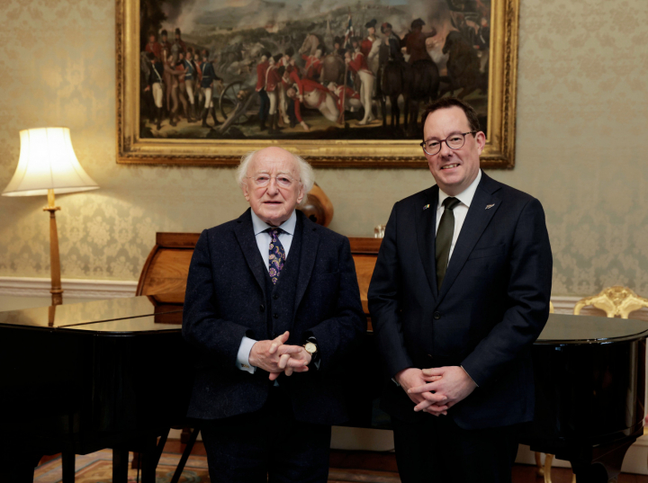 Cuireann an tUachtarán fáilte roimh A Sh. an tUasal Brad Burgess, Ambasadóir na Nua-Shéalainne, ar chuairt chúirtéise le slán a fhágáil leis 