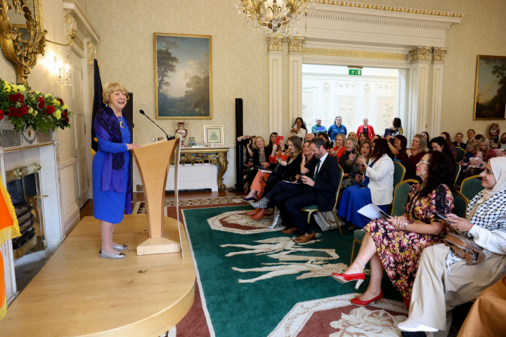 Fáiltiú agus Maidin “Latching On” á óstáil ag Sabina