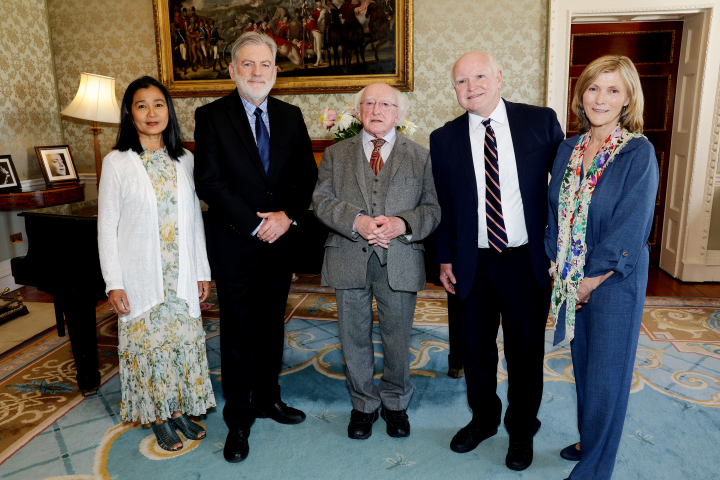 Cuireann an tUachtarán fáilte roimh an Dr. Francis Costello agus an Dr. Glenn Denning ar chuairt chúirtéise