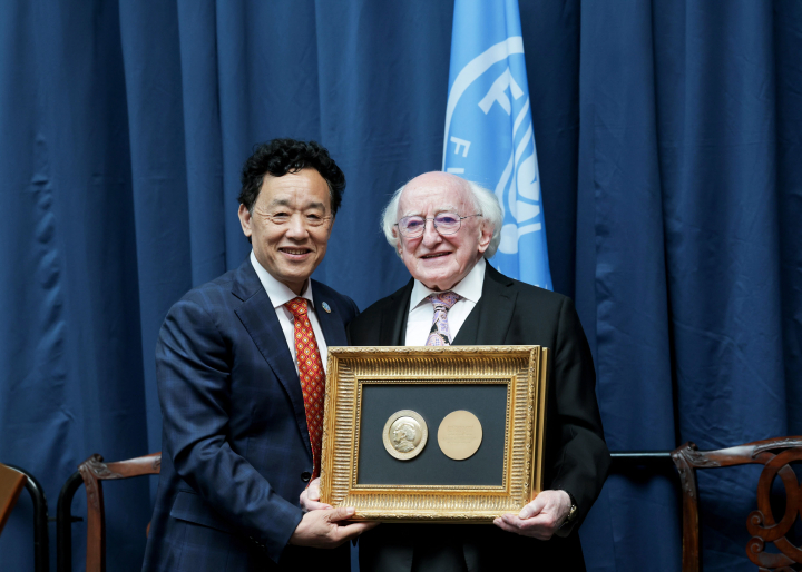 President receives the United Nations Agricola Medal from Dr. QU Dongyu, Director General of the FAO