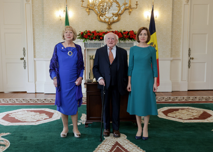 Faigheann an tUachtarán Uachtarán na Moldóive, H.E. Maia Sanduon, Uasal ar Ghlao Cúirtéise 