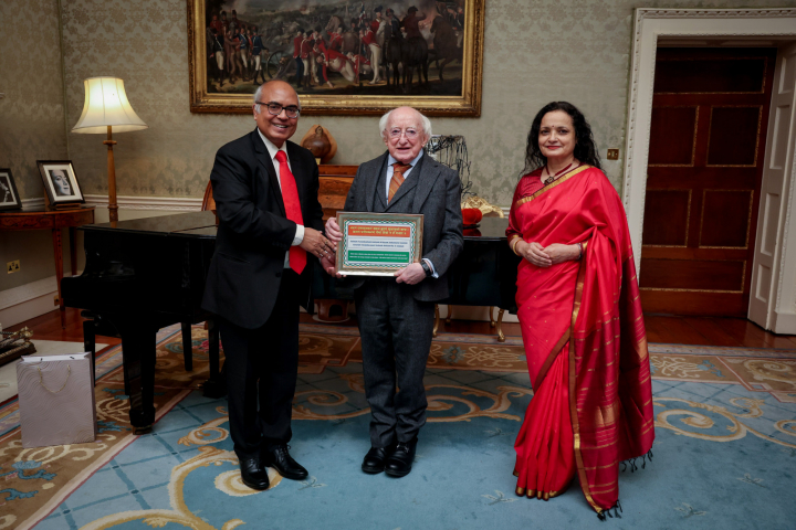 Fáiltíonn an tUachtarán roimh a Shoilse, An tUasal Akhilesh Mishra, Ambasadóir na hIndia agus Reeti Mishra Uasal ar Chuairt Chúirtéise