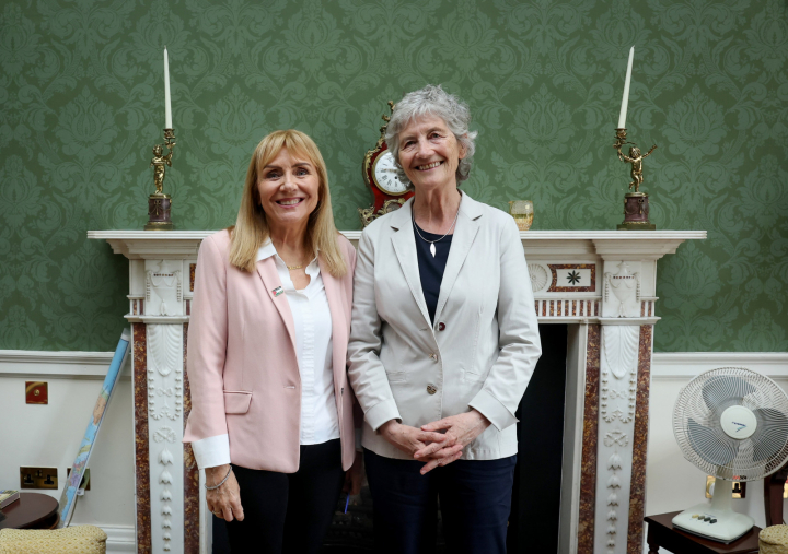 Cuireann an tUachtarán Connolly fáilte roimh an Seanadóir Frances Black ar chuairt chúirtéise