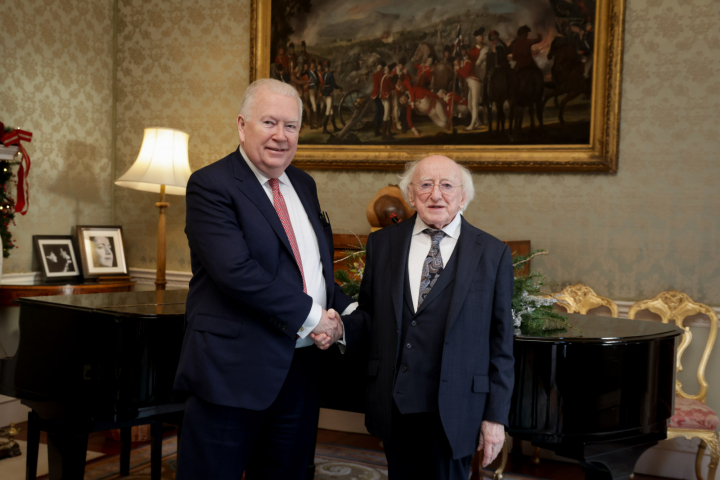 Cuireann an tUachtarán fáilte roimh Robert Kearns Uasal, Cathaoirleach Fhondúireacht na hÉireann agus Cheanada, ar Chuairt Chúirtéise