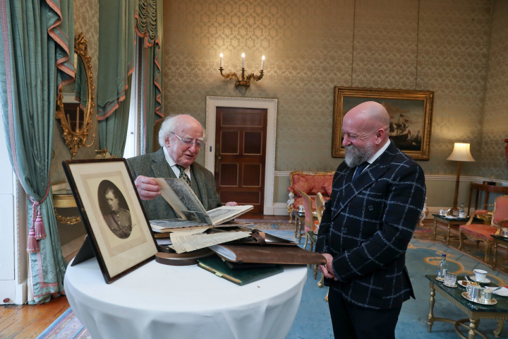 President receives Redmond family on a courtesy call