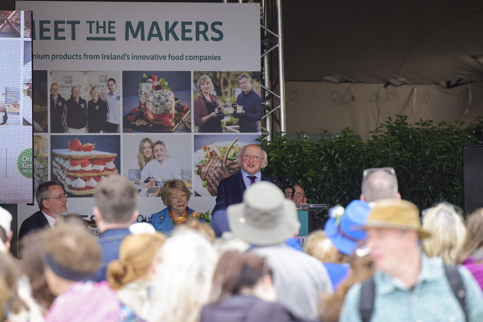 Osclaíonn an tUachtarán Bord Bia Bloom 2025