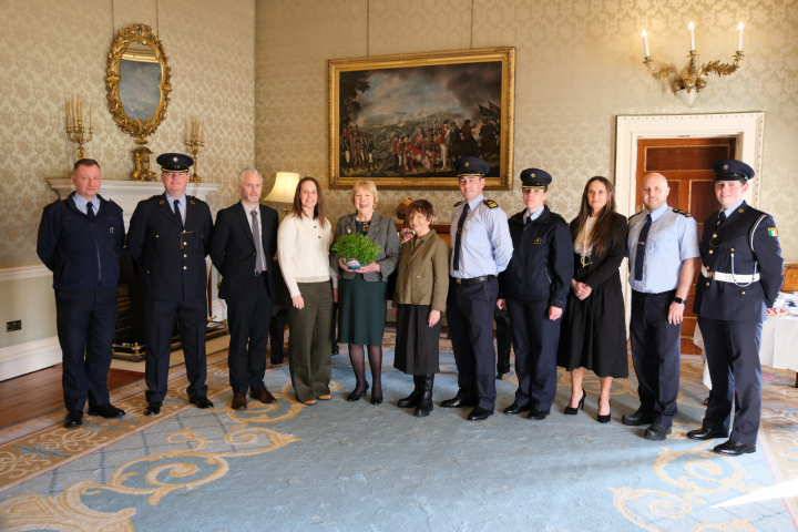 Fáilltíonn Sabina roimh Lorraine McCarthy, Gobharnóir an Ionaid Dóchas