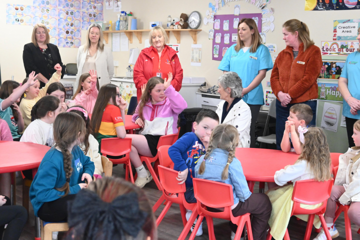 Tugann an tUachtarán Connolly cuairt ar Ionad Acmhainní Teaghlaigh Forward Steps