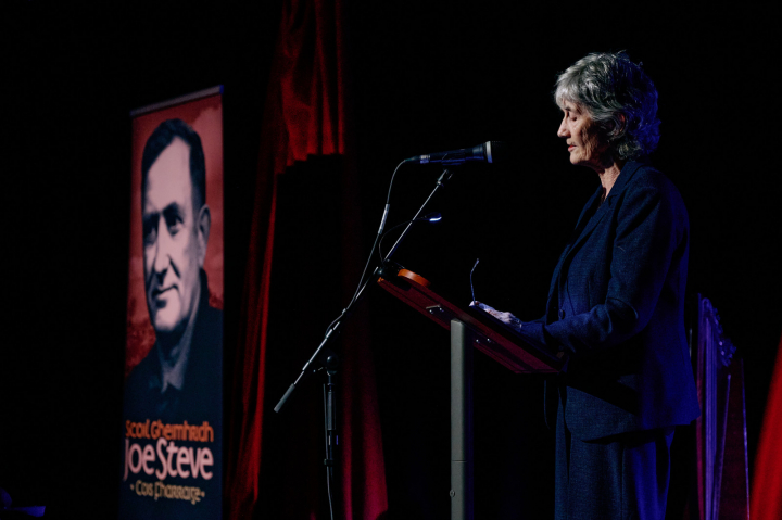 Freastalaíonn an tUachtarán Connolly ar Choiste Scoil Gheimhridh Joe Steve