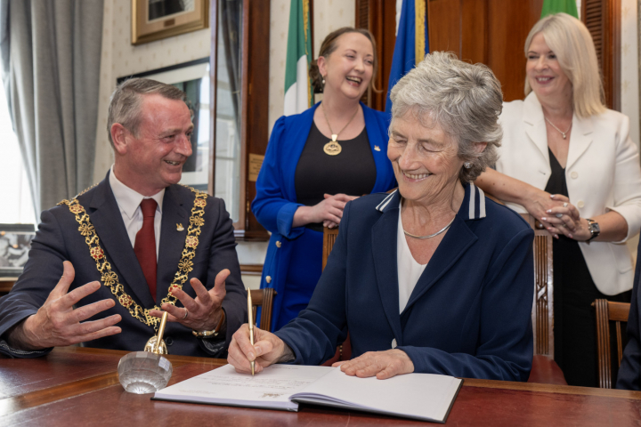 Cuireann an Comhairleoir Fergal Dennehy, Ardmhéara Chorcaí fáilte roimh an Uachtarán Connolly 