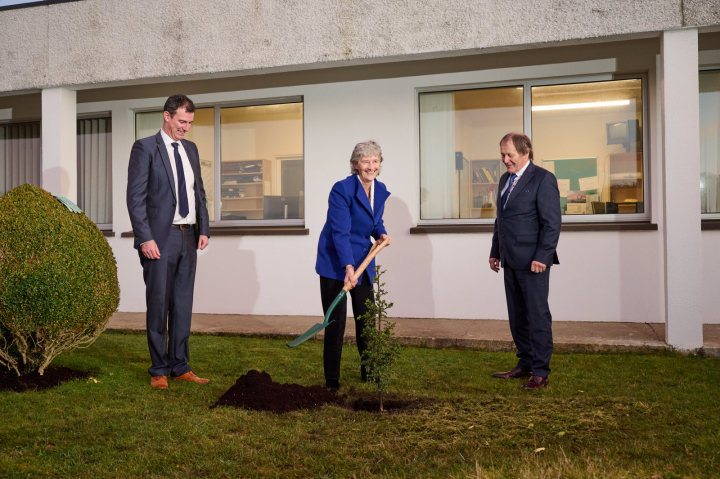 Tugann an tUachtarán Connolly cuairt ar RTÉ Raidió na Gaeltachta 