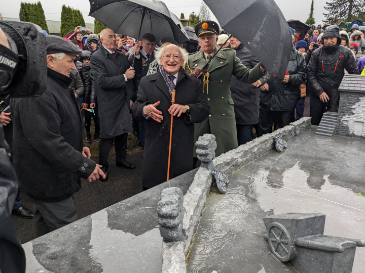 Nochtann an tUachtarán leac chuimhneacháin le comóradh a dhéanamh ar Chothrom Céad Bliain Luíochán Chluain Molt