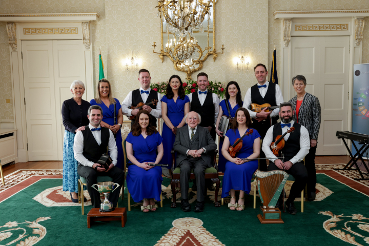 Cuirfidh an tUachtarán Ó hUigínn fáilte roimh bhanna céilí Beartla Ó Flatharta a bheidh ar cuairt chúirtéise chuig