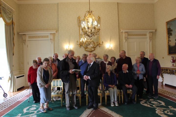President receives retired foresters