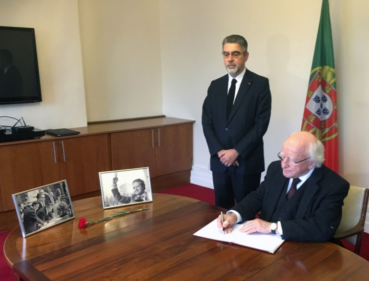 President signs book of condolences for Mario Soares