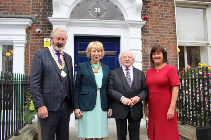 Plaic á nochtadh ag an Uachtarán, agus i ndáil le Comóradh Cinn 150 Chumainn Múinteorí Éireann seolann sé taispeántas d’ábhar scoile  