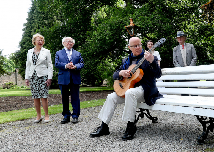 Déanann an tUachtarán agus Saidhbhín ceiliúradh ar Bloomsday 2021