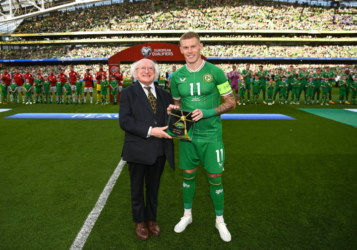 Freastalaíonn an tUachtarán ar an gcluiche peile idir Éirinn agus Giobráltar do Bhabhta Cáilithe Chomórtas Eorpach UEFA