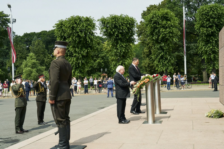 President lays a wreath at Freedom Monument