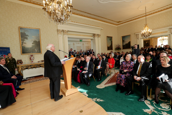 Fáiltiú ar scáth an Uachtaráin agus Sabina don Chór Taidhleoireachta agus dá dteaghlaigh