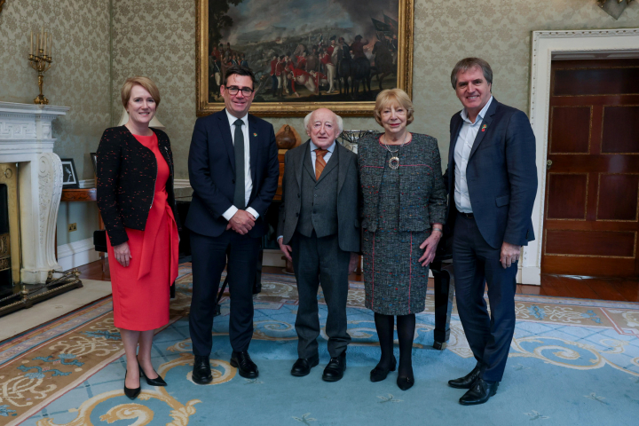 Fáiltíonn an tUachtarán roimh an Uasal Andy Burnham, Méara Mhórcheantar Mhanchain agus roimh an Uasal Steve Rotherham, Méara Réigiún Chathair Learphoill ar Chuairt Chúirtéise