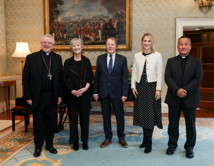 Óstálann an tUachtaran Connolly Fáiltiú na hAthbhliana do bhaill den Chór Taidhleoireachta 