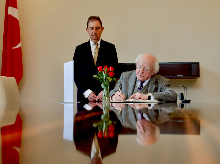 President signs the Book of Condolence for those who lost their lives in the earthquakes