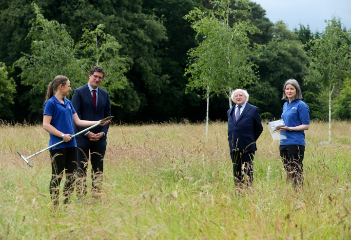 Buaileann an tUachtarán leis an Aire Eamon Ryan chun an tionscadal Tellus a phlé