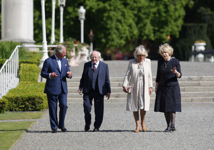 Fáiltíonn an tUachtarán roimh Phrionsa na Breataine Bige agus roimh Bhandiúc Chorn na Breataine…