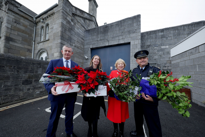 Tugann Saidhbhín cuairt ar Phríosúin Átha Cliath le Poinsettia na Nollag a Bhronnadh