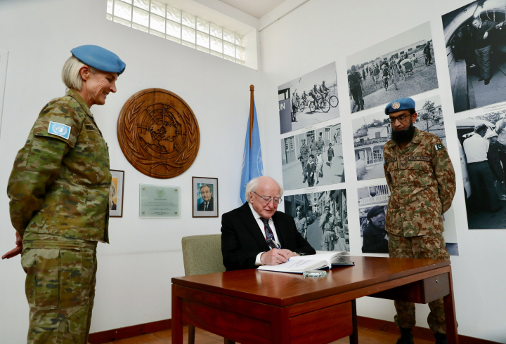 Cuairt an Uachtaráin ar Cheanncheathrú Fórsa Coimeádta Síochána na Náisiún Aontaithe UNFICYP HQ