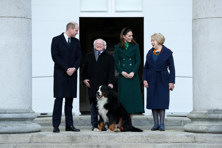 Fáiltíonn an tUachtarán roimh A Mórgachtaí Ríoga, an Diúc, agus Bandiúc Chambridge, ag tús a gcuairt oifigiúil chun na tíre