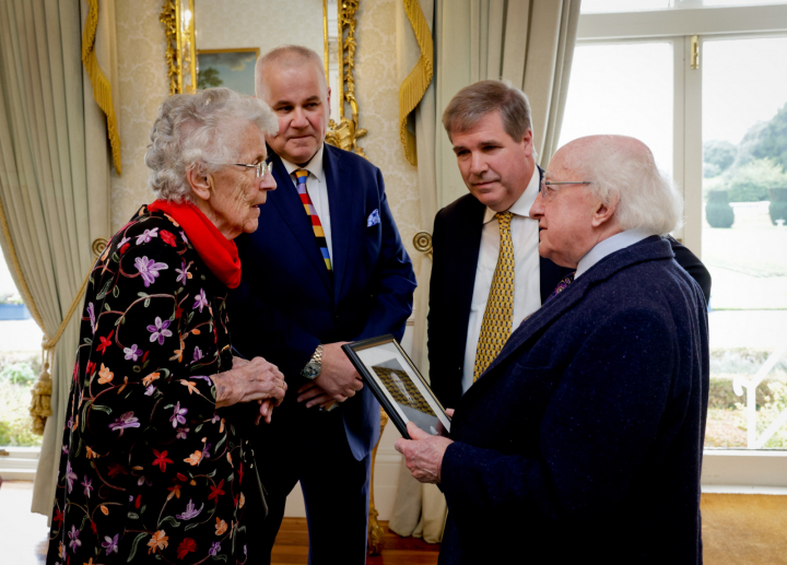 Cuireann an tUachtarán fáilte roimh bhaill Choiste Comórtha Céad Bliain Harry Boland ar chuairt chúirtéise