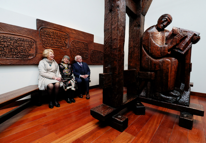 Fáiltiú  faoi scáth an Uachtaráin chun suiteáil Pangur Bán, dealbh le Imogen Stuart a cheiliúradh