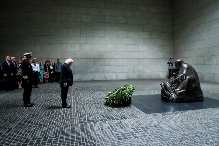 President lays a Wreath at Neue Wache Memorial