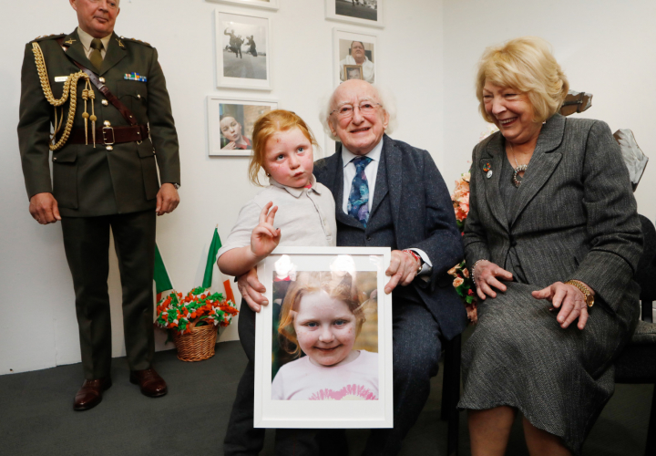 Freastalaíonn an tUachtarán agus Saidhbhín ar léiriú den taispeántas “The Pisreóg Project”